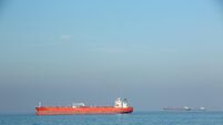 Barcos petroleros en el Golfo de Oman, Emiratos Arabes, desde el Ferry Musandam a Shinas, Emiratos Arabes UnidosOil tankers in
