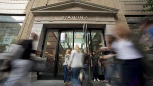 <p>Customers enter the Apple store in Soho, New York, Maurice Regan's firm JT Magen carried out construction on the store, Apple's first in New York. Picture: Craig Warga/Bloomberg</p>