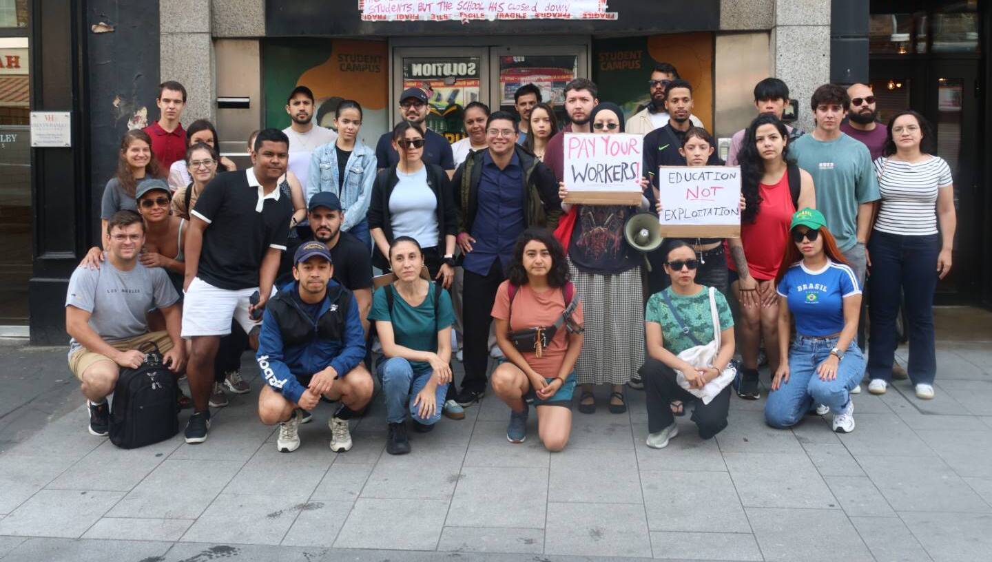 Protesto em frente a uma faculdade na rua Patrick, em Limerick. Foto: Brendan Gleeson