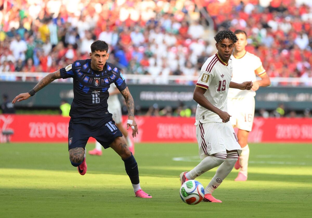 Mathias Olivera closes down Lamine Yamal. Picture: David Ramos/Getty