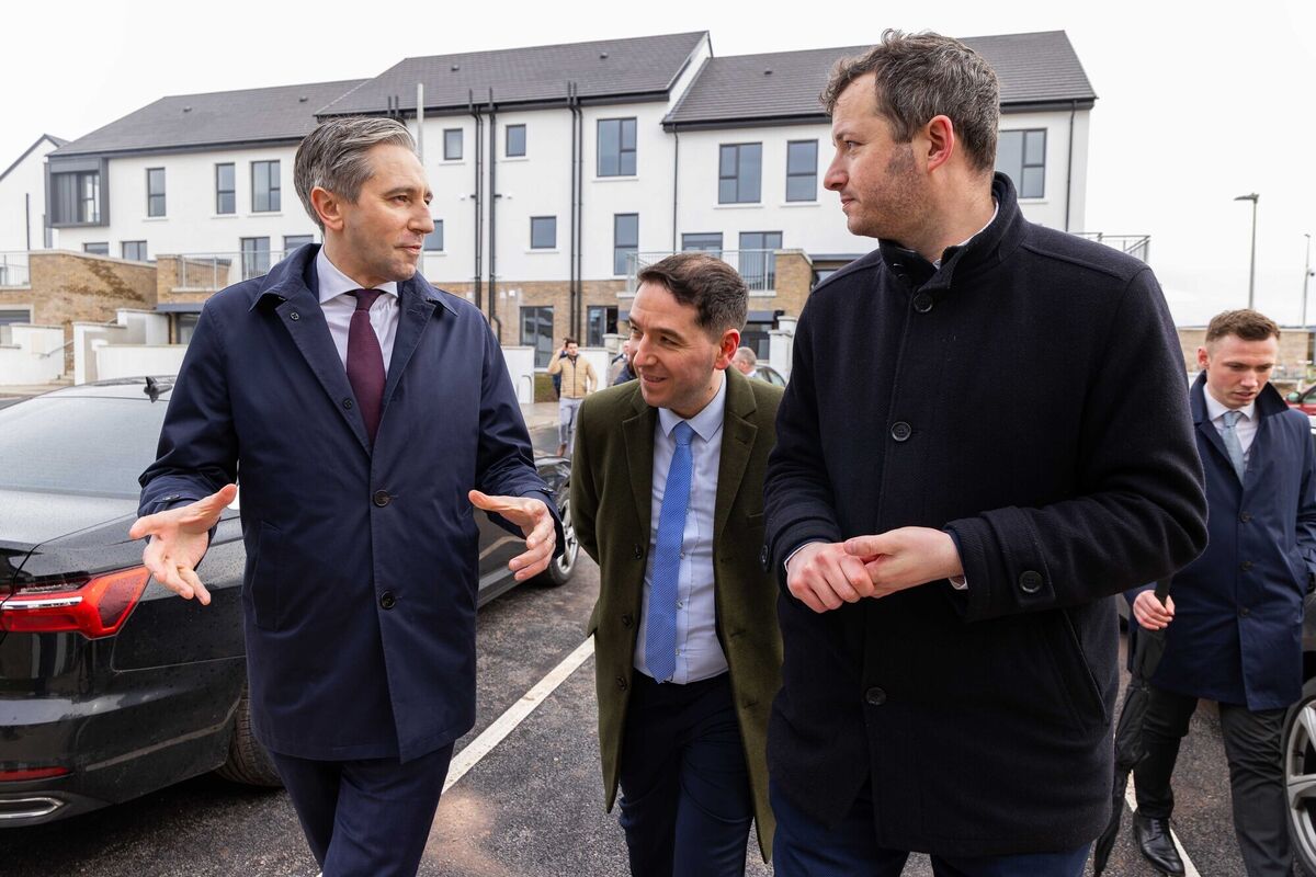 Tánaiste Simon Harris, pictured with Evan O'Toole, New Business Manager, Clúid Housing Association &amp; Liam De Barra, Development Director, Longview Estates, at a site visit to Longview Estates, Ballyvolane, Cork. 