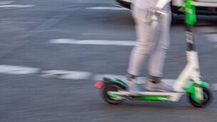 <p>The Garda Representative Association said a student garda faced knee surgery while stopping a 'suspected criminal on an e-scooter' in Finglas on Wednesday.</p>