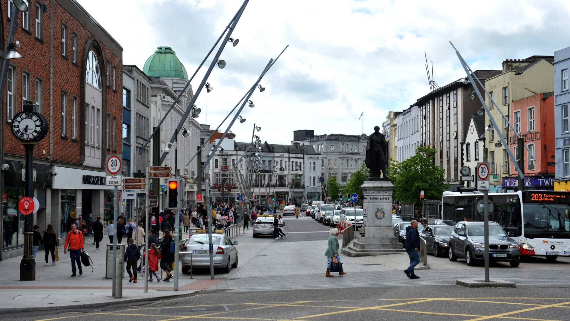 Cork City Council have opened 17 files this year over the clustering of vape, phone and barber shops, many of which took over sites previously held by fashion retailers impacted by Chinese competition.  Picture: Larry Cummins