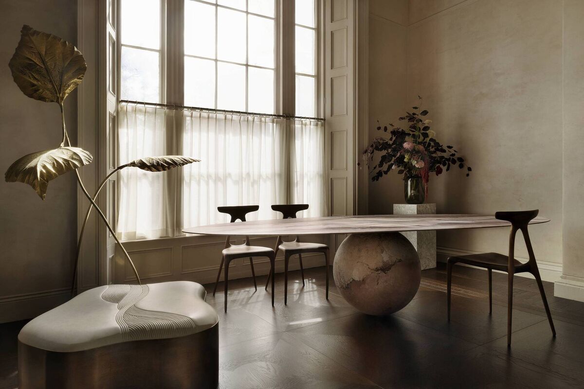 Light flows in through the gallery window onto the Breccia dell'Acquasanta marble surface of the Sphere table. Light flows in through the gallery window onto the Breccia dell'Acquasanta marble surface of the Sphere table.