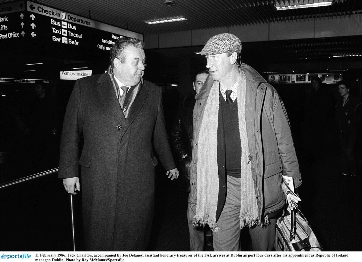 Jack Charlton, accompanied by Joe Delaney, assistant honorary treasurer of the FAI, arrives at Dublin airport four days after his appointment as Republic of Ireland manager in 1986. Photo by Ray McManus/Sportsfile