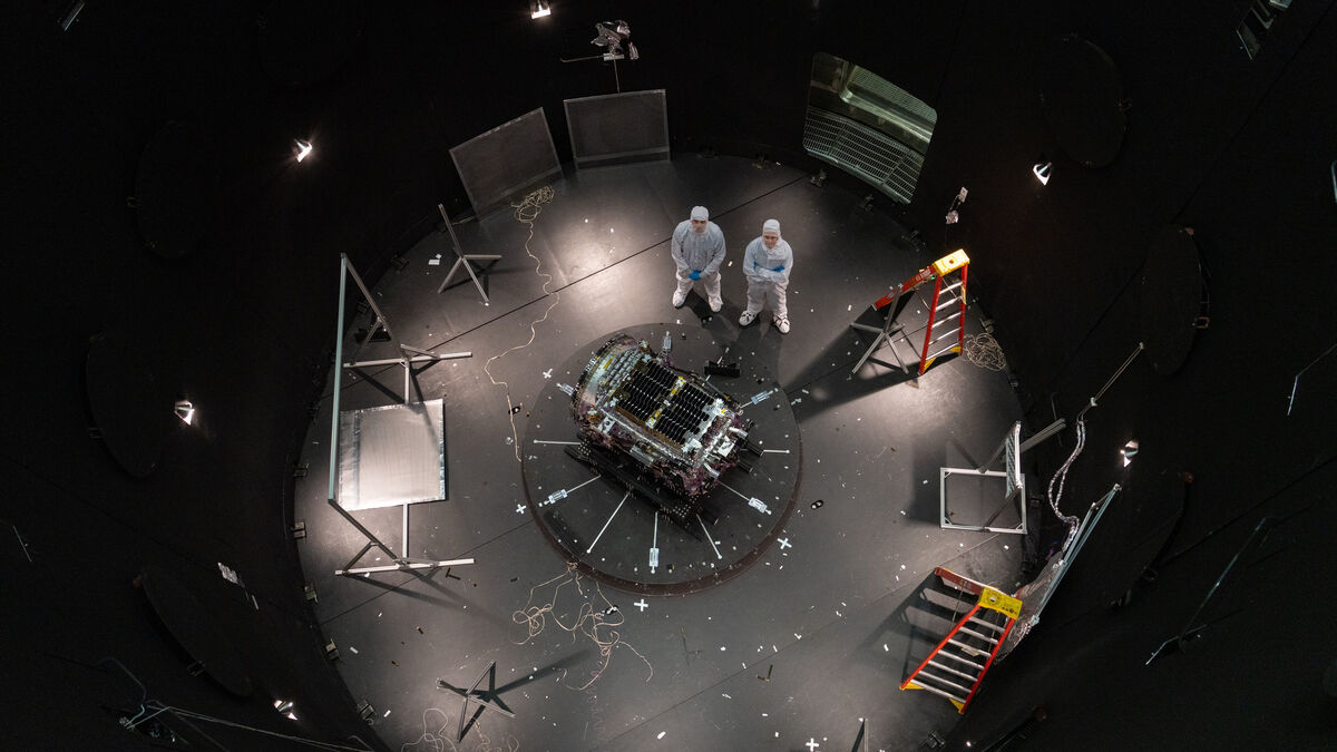 'High-risk' rescue mission launches to save Nasa telescope that is falling to Earth