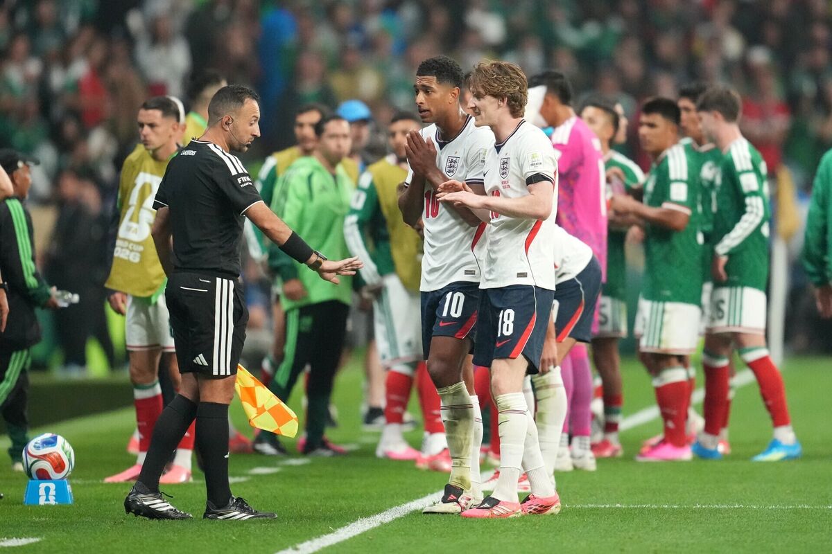 England's Jude Bellingham (centre) and Anthony Gordon (right) remonstrate with assistant referee George Lakrindis during the FIFA World Cup Round of 16 match at Mexico City Stadium. Pic: Nick Potts/PA Wire. England's Jude Bellingham (centre) and Anthony Gordon (right) remonstrate with assistant referee George Lakrindis during the FIFA World Cup Round of 16 match at Mexico City Stadium. Pic: Nick Potts/PA Wire.