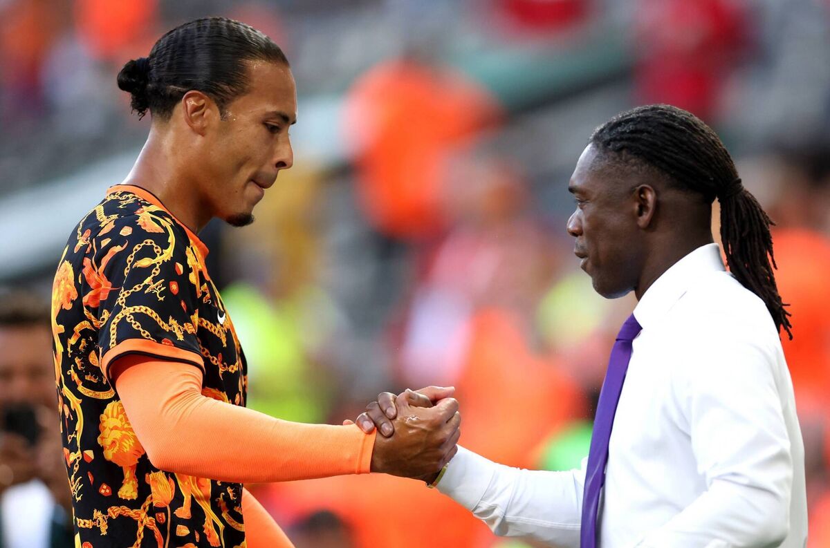 Clarence Seedorf greets his compatriot Virgil van Dijk before the Netherlands’ last-32 match against Morocco. Pic: Carl Recine/Getty Images