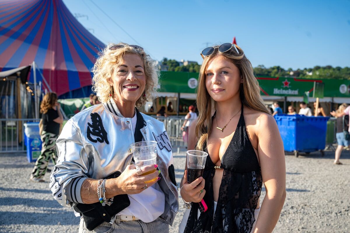 Maxine and Alanna Daly from Skibbereen before the Tom Grennan concert. Picture: Chani Anderson Maxine and Alanna Daly from Skibbereen before the Tom Grennan concert. Picture: Chani Anderson