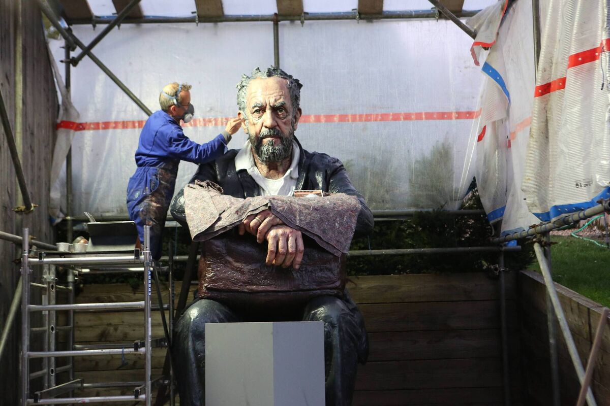 Sean Henry at work on his Seated Figure.