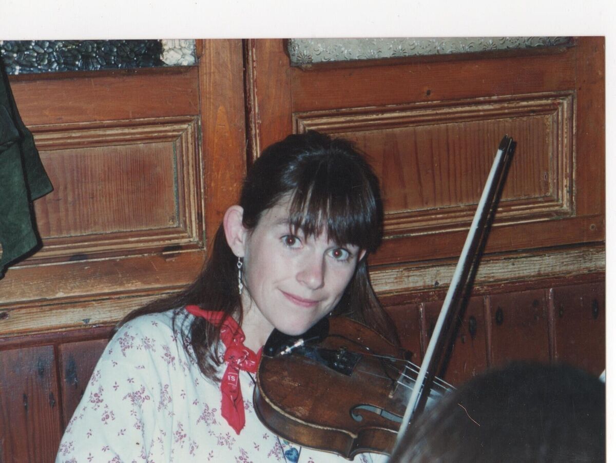 Sharon Shannon playing the fiddle as a teenager Sharon Shannon playing the fiddle as a teenager