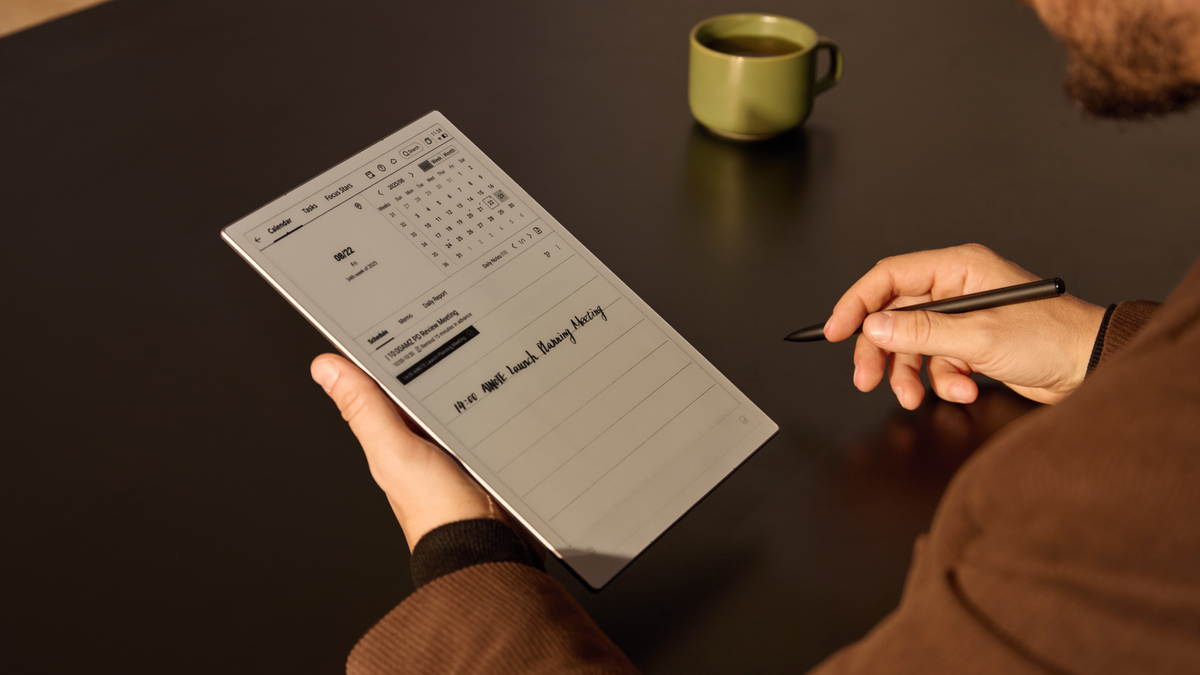 Low latency ensures the digital ink follows the pen tip with almost no perceptible delay. Picture: iFytek