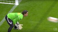 VIDEO: Ouch! Borussia Mönchengladbach ‘keeper Yann Sommer takes one in the face