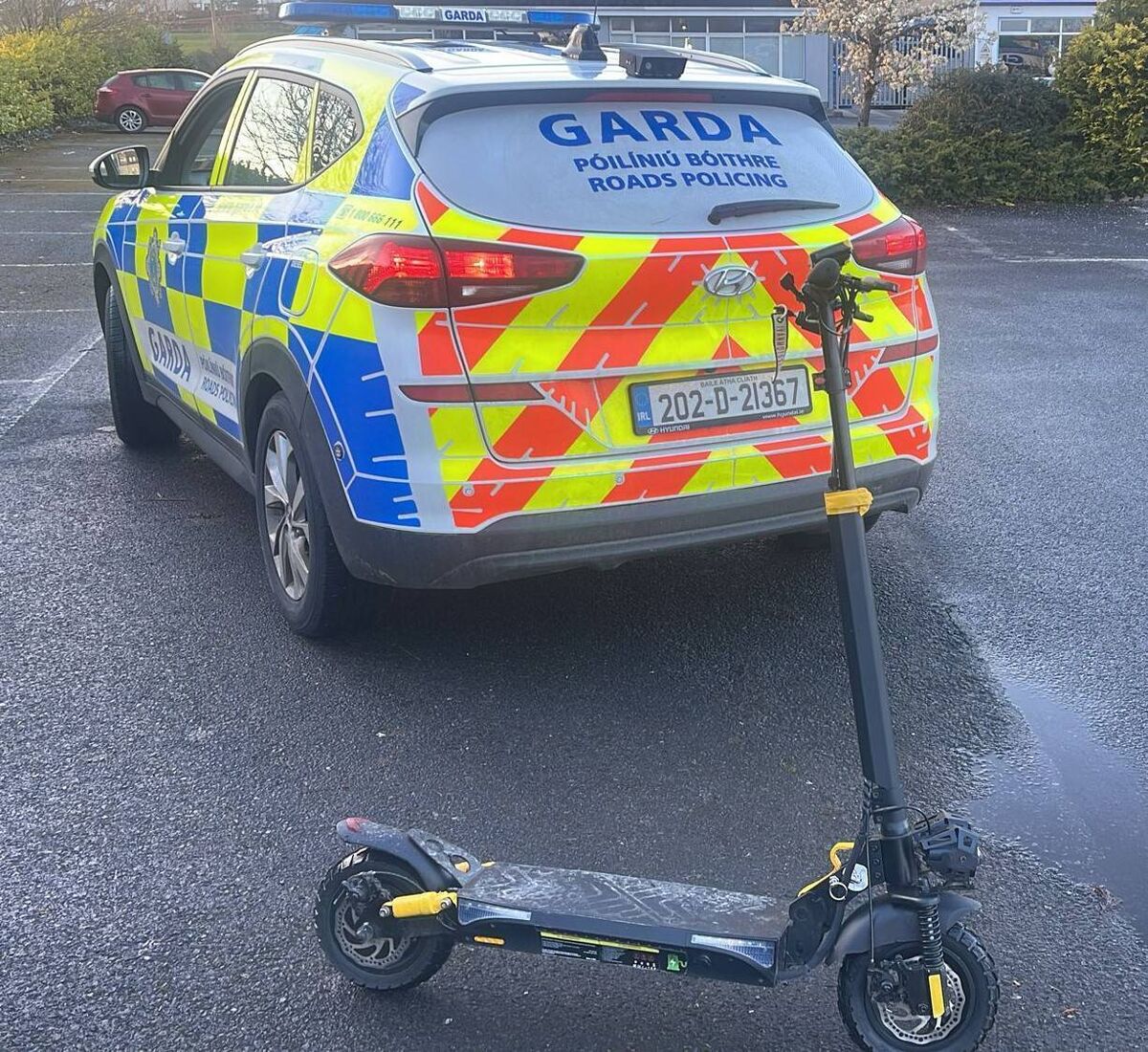 Does An Garda Síochána have sufficient roads policing resources to enforce the regulations already enacted by the Oireachtas?