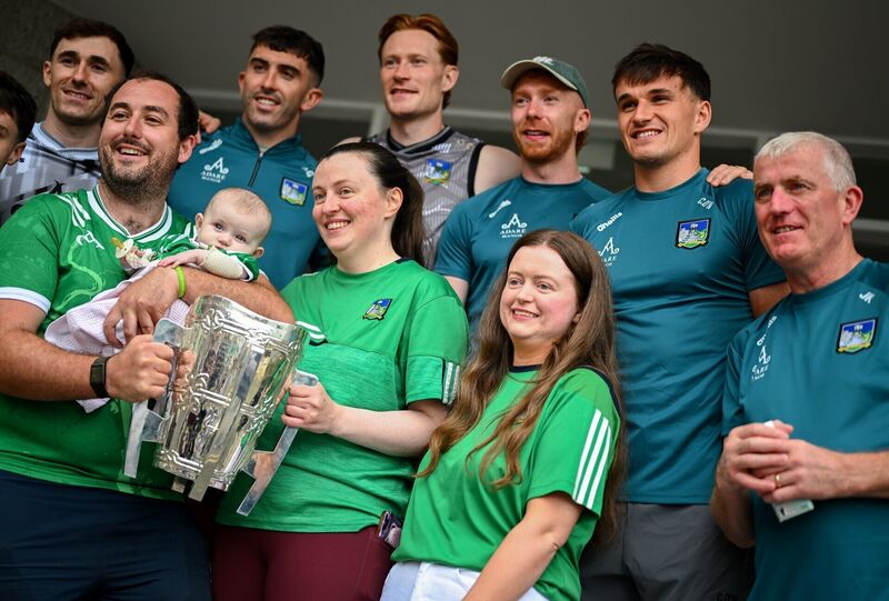 Paige O'Leary, centre, is joined by her father Gearóid, centre left, and Yvonne, centre right, alongside Limerick hurlers, from left, Barry Nash, Aaron Gillane, William O'Donoghue, Cian Lynch, Cathal O'Neill and manager John Kiely at the Children's Health Ireland, Crumlin. Pic: Shauna Clinton/Sportsfile Paige O'Leary, centre, is joined by her father Gearóid, centre left, and Yvonne, centre right, alongside Limerick hurlers, from left, Barry Nash, Aaron Gillane, William O'Donoghue, Cian Lynch, Cathal O'Neill and manager John Kiely at the Children's Health Ireland, Crumlin. Pic: Shauna Clinton/Sportsfile