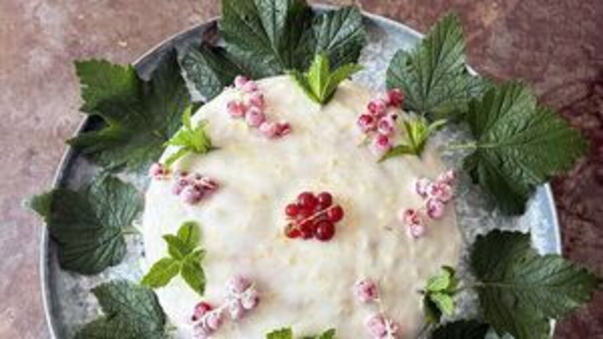 Summer cake with frosted redcurrants and mint leaves