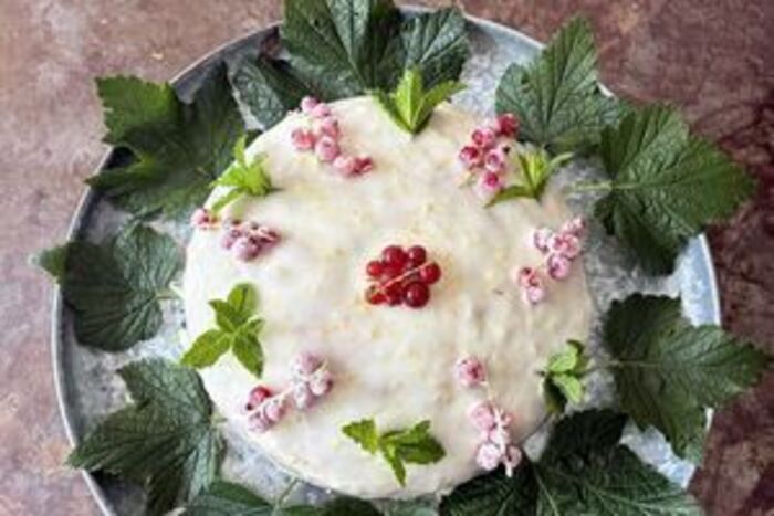 Summer cake with frosted redcurrants and mint leaves