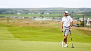 <p>HOT START: David Howard watches on the green at Lahinch. Pic: ©INPHO/Nick Elliott</p>