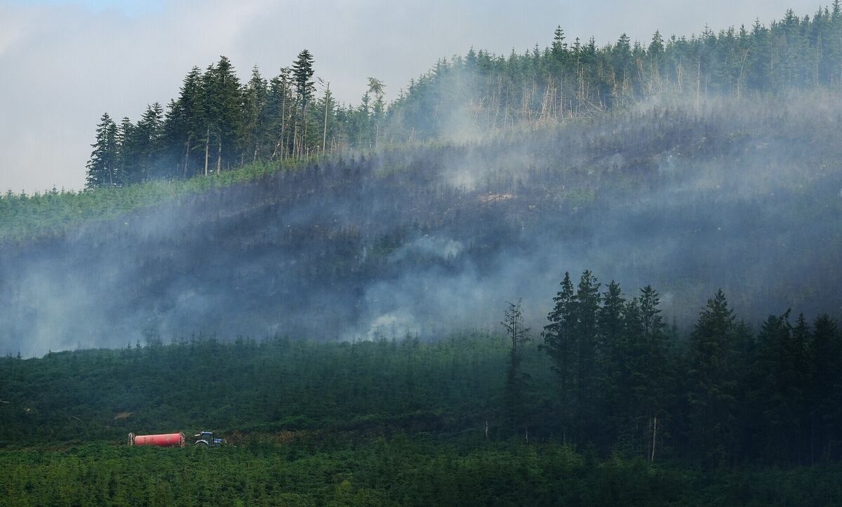 Farmers in in Co Tipperary transporting tankers of water to spread at ground level in an effort to contain the major wildfire at Slievenamon. Picture: Brian Lawless/PA Farmers in in Co Tipperary transporting tankers of water to spread at ground level in an effort to contain the major wildfire at Slievenamon. Picture: Brian Lawless/PA