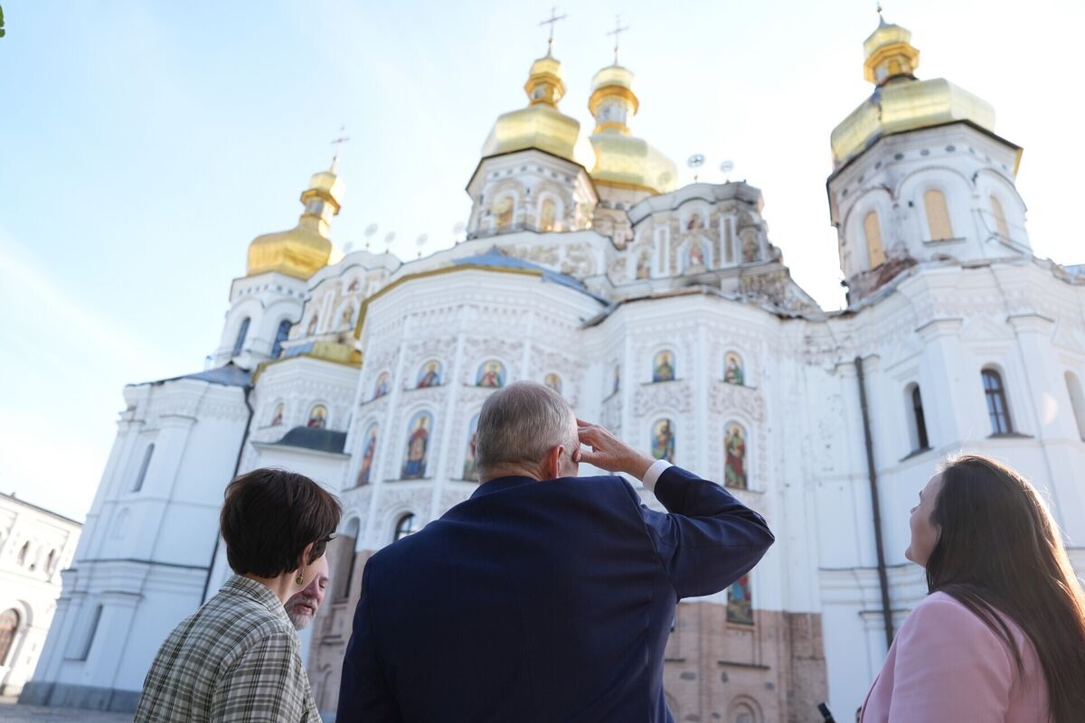 Micheal Martin (centre), with by Ukraine’s deputy prime minister Tetyana Berezhna (right), guide Yulia Vizir, and Maksym Ostapenko, general director of the National Preserve Kyiv-Pechersk Lavra, looks at the damage to the Dormition Cathedral after a Russian drone strike. Picture: Niall Carson/PA Micheal Martin (centre), with by Ukraine’s deputy prime minister Tetyana Berezhna (right), guide Yulia Vizir, and Maksym Ostapenko, general director of the National Preserve Kyiv-Pechersk Lavra, looks at the damage to the Dormition Cathedral after a Russian drone strike. Picture: Niall Carson/PA
