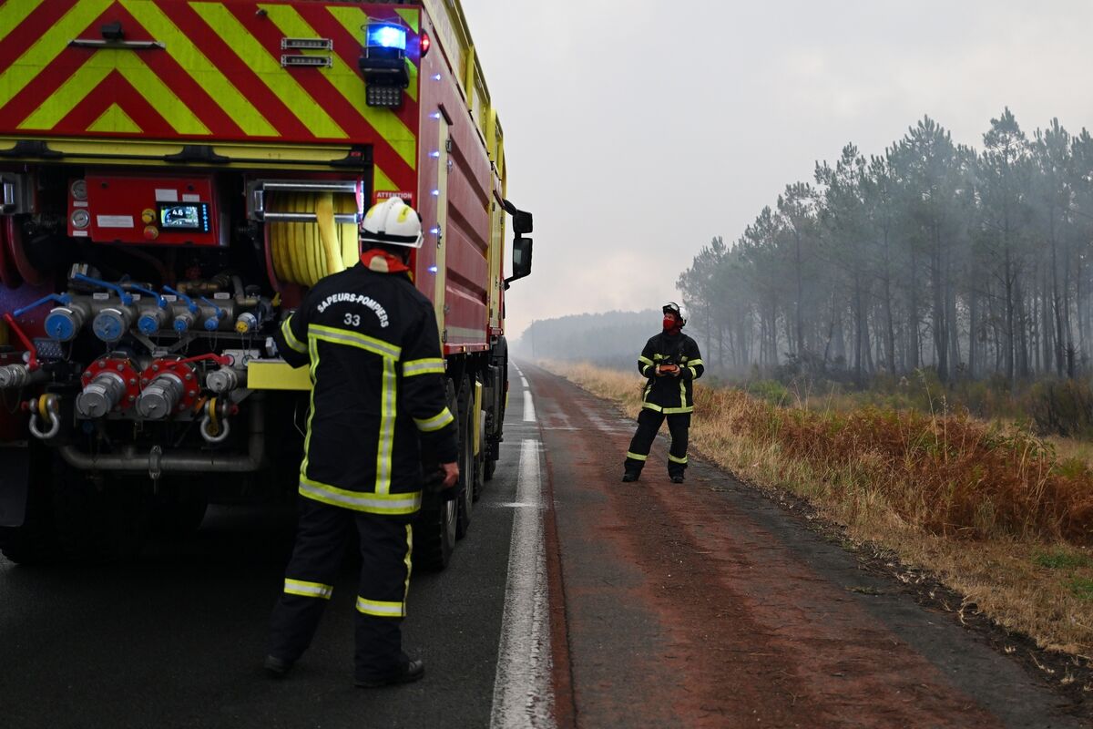 Firefighters work in the smoke in Lanton, in the Lege-Cap-Ferret region, southwestern France, Saturday, July 25, 2026. (AP Photo/Emma Da Silva) Firefighters work in the smoke in Lanton, in the Lege-Cap-Ferret region, southwestern France, Saturday, July 25, 2026. (AP Photo/Emma Da Silva)
