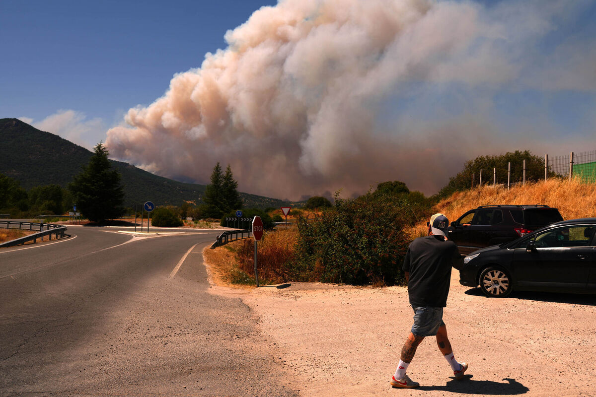 Smoke and flames rise as a wildfire advances near San Martin de Valdeiglesias, Ávila province, Spain, Friday, July 24, 2026. (AP Photo/Manu Fernandez)