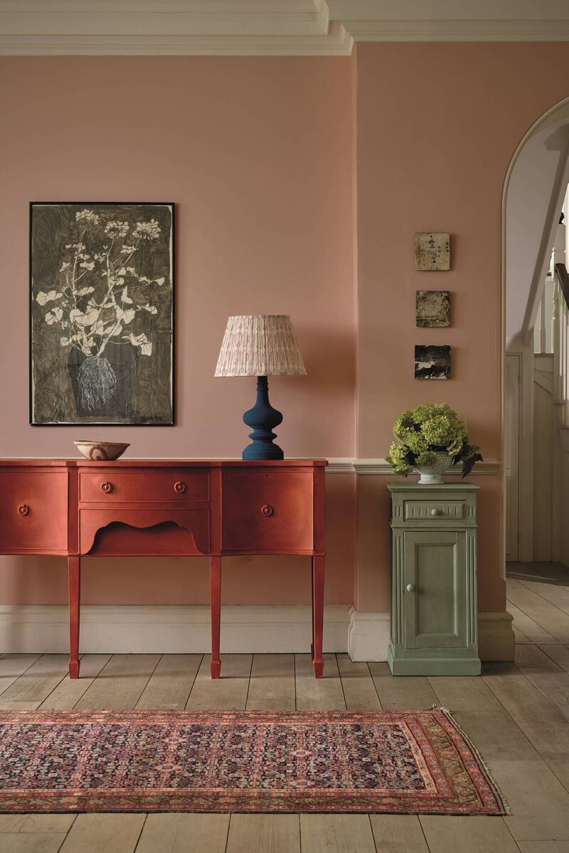 A complementary scheme plays with green and red, realised with coral and sage. Chalk Paint in Paprika Red, cupboard in Coolabah Green, wall paint in Piranesi Pink. Annie Sloan, from €36 per litre.