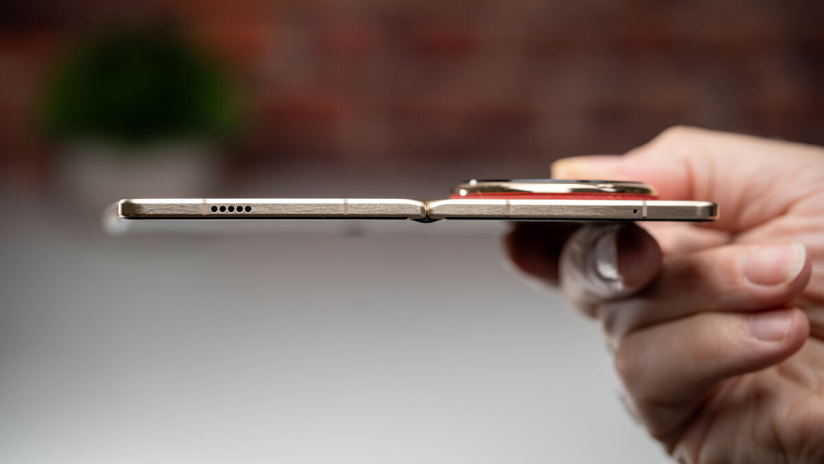 Despite the slim profile, the Honor Magic V6 comes with top specs, including 16GB of RAM, 512GB of storage and the latest Snapdragon 8 Elite Gen 5 chipset. Picture: Noel Campion Despite the slim profile, the Honor Magic V6 comes with top specs, including 16GB of RAM, 512GB of storage and the latest Snapdragon 8 Elite Gen 5 chipset. Picture: Noel Campion