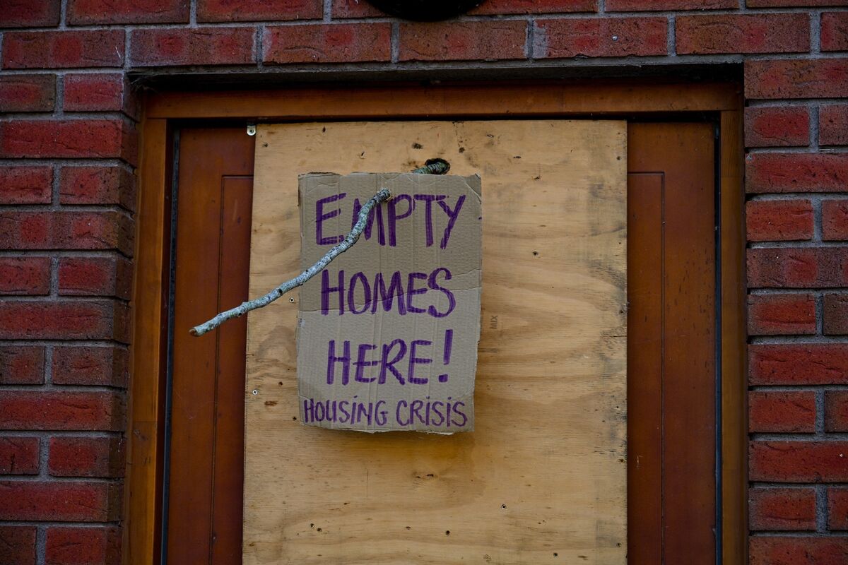 Tenants living in Glentrasna, Cork City, protesting poor housing and inadequate response from city council. Picture: Chani Anderson Tenants living in Glentrasna, Cork City, protesting poor housing and inadequate response from city council. Picture: Chani Anderson