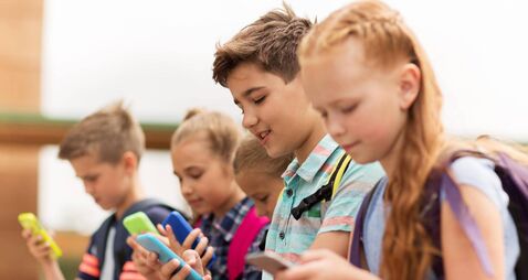 elementary school students with smartphones