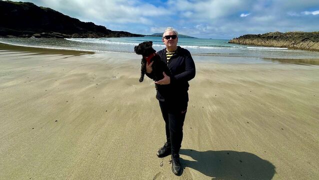 <p>Cónal Creedon and his dog Mary Murphy at Silver Strand on Sherkin.</p>