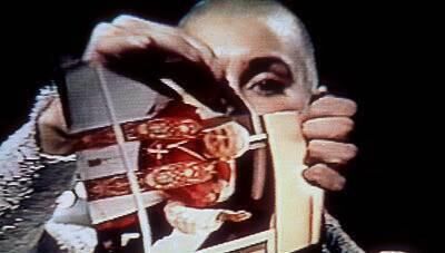 Sinéad O'Connor ripping up a photo of the Pope in 1992. Sinéad O'Connor ripping up a photo of the Pope in 1992.