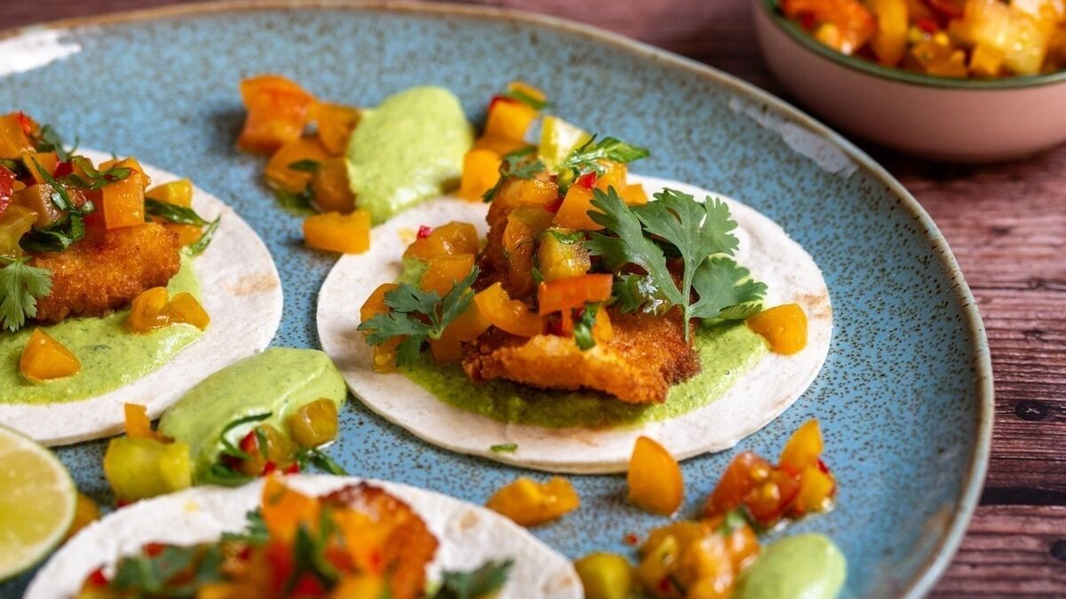 Fish tacos with salsa and herby sour cream
