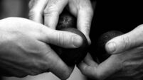 A competitor decides which ball to use 5/8/2000