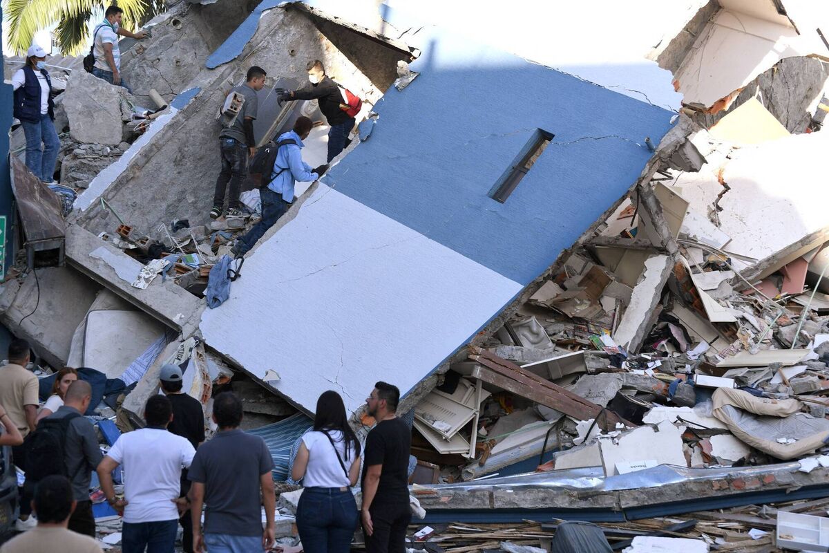 People look for survivors amid the rubble of a collapsed building after an earthquake in Pereira, Colombia on August 10, 2026. (Photo by Jaime SALDARRIAGA / AFP via Getty Images)