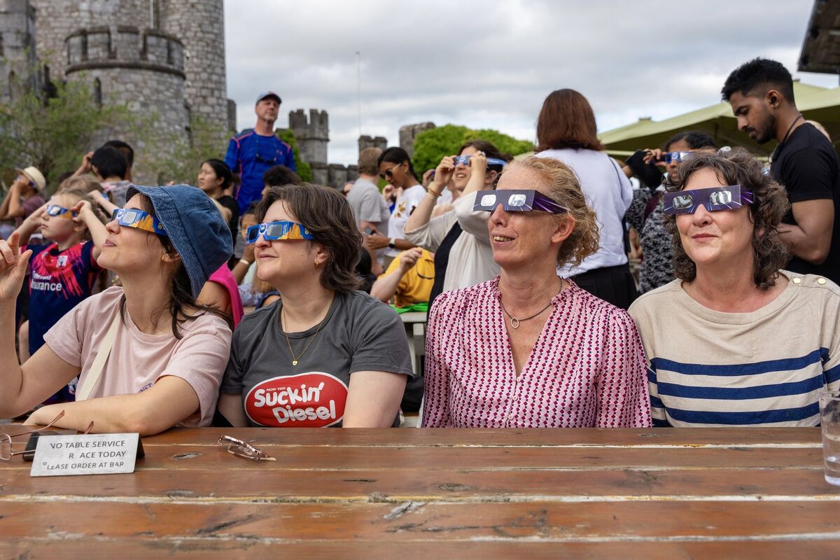Looking to the skies, Visnja Stupalo, Claudia Purcell, Mary McCarthy, Crawford Art Gallery and Anne O’Connor, at the solar eclipse event at Blackrock Castle Observatory. Picture by Noel Sweeney Looking to the skies, Visnja Stupalo, Claudia Purcell, Mary McCarthy, Crawford Art Gallery and Anne O’Connor, at the solar eclipse event at Blackrock Castle Observatory. Picture by Noel Sweeney