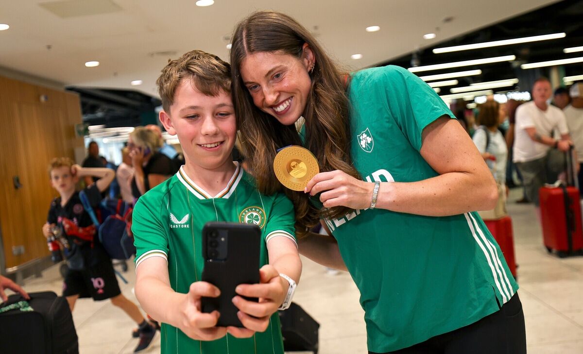Modern Heptathlon Gold Medallist Kate O'Connor with a fan at Dublin Airport. Pic: ©INPHO/Ben Brady. Modern Heptathlon Gold Medallist Kate O'Connor with a fan at Dublin Airport. Pic: ©INPHO/Ben Brady.