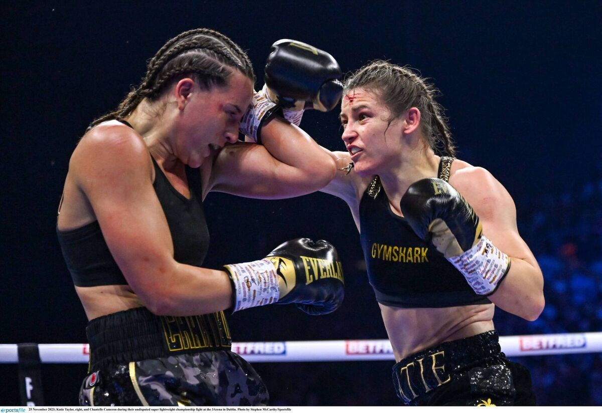 25 November 2023; Katie Taylor, right, and Chantelle Cameron during their undisputed super lightweight championship fight at the 3Arena in Dublin. Photo by Stephen McCarthy/Sportsfile 25 November 2023; Katie Taylor, right, and Chantelle Cameron during their undisputed super lightweight championship fight at the 3Arena in Dublin. Photo by Stephen McCarthy/Sportsfile