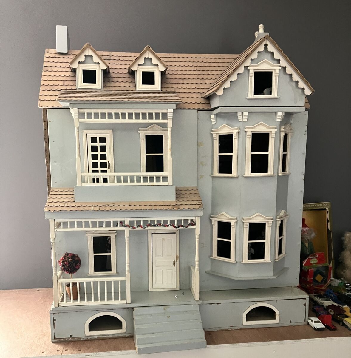 A large dolls house and contents at Lynes and Lynes. A large dolls house and contents at Lynes and Lynes.