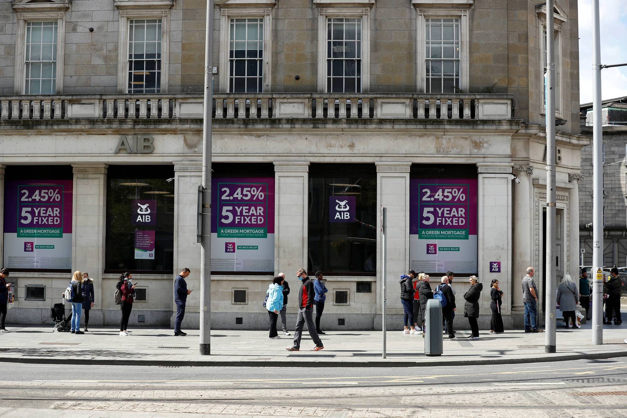 Demand remains strong despite concerns that inflation, the debt-fueled AI boom, and slumping government bonds could lead to greater credit risks for banks.