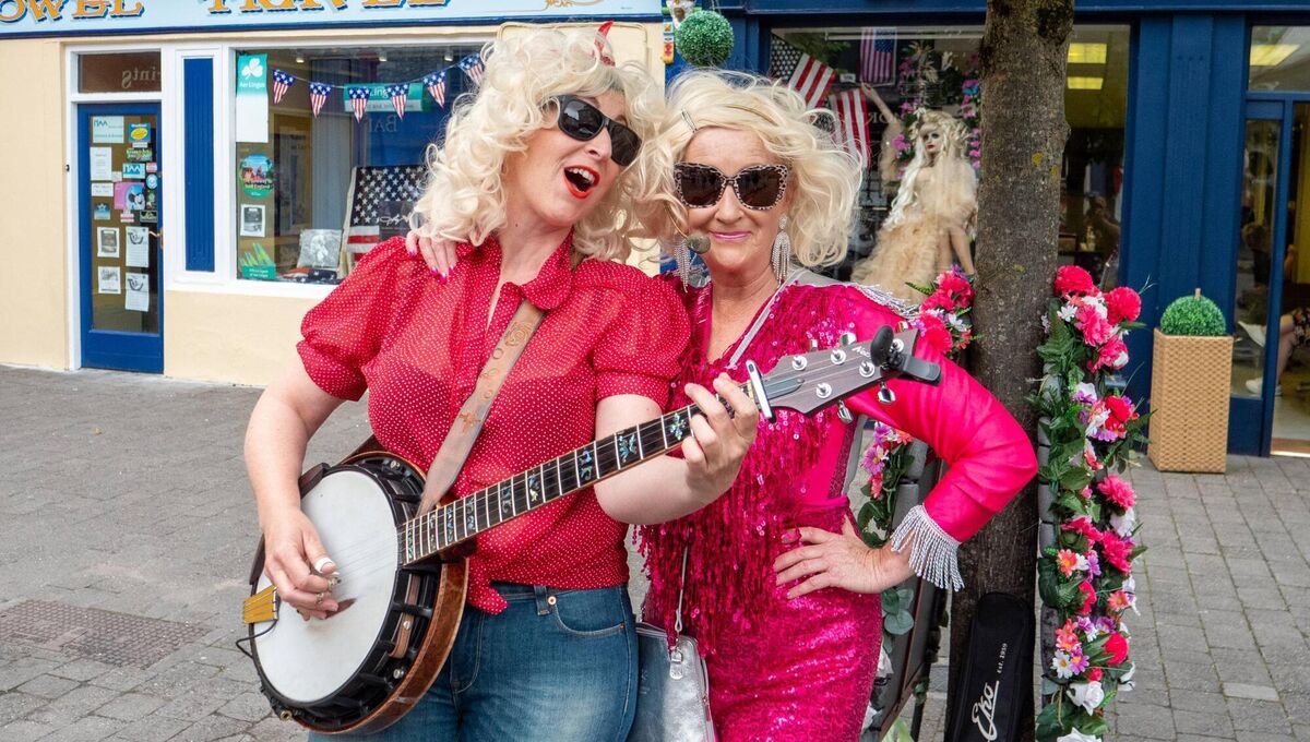 Maura Tomei and Eilish Stack from Italy and Kerry, playing Dolly Parton Music for passers by in Listowel for Dolly Day Maura Tomei and Eilish Stack from Italy and Kerry, playing Dolly Parton Music for passers by in Listowel for Dolly Day