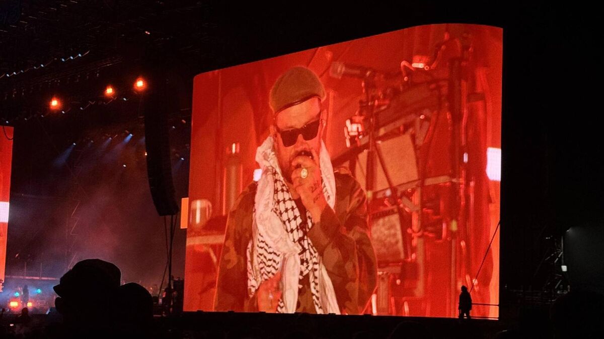 Damon Albarn of Gorillaz on the Electric Picnic screen, wearing a keffiyeh, to show his support for Palestinians. Damon Albarn of Gorillaz on the Electric Picnic screen, wearing a keffiyeh, to show his support for Palestinians.