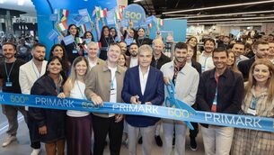 <p>Penneys Primark chief executive Eoin Tonge joins staff in Naples for the opening of the fashion giant's 500th outlet. </p>