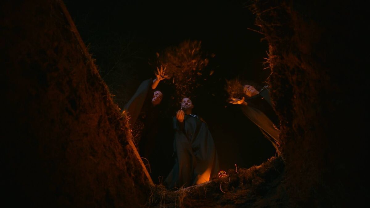 The Traitor's bury one of the faithful's left in a coffin 