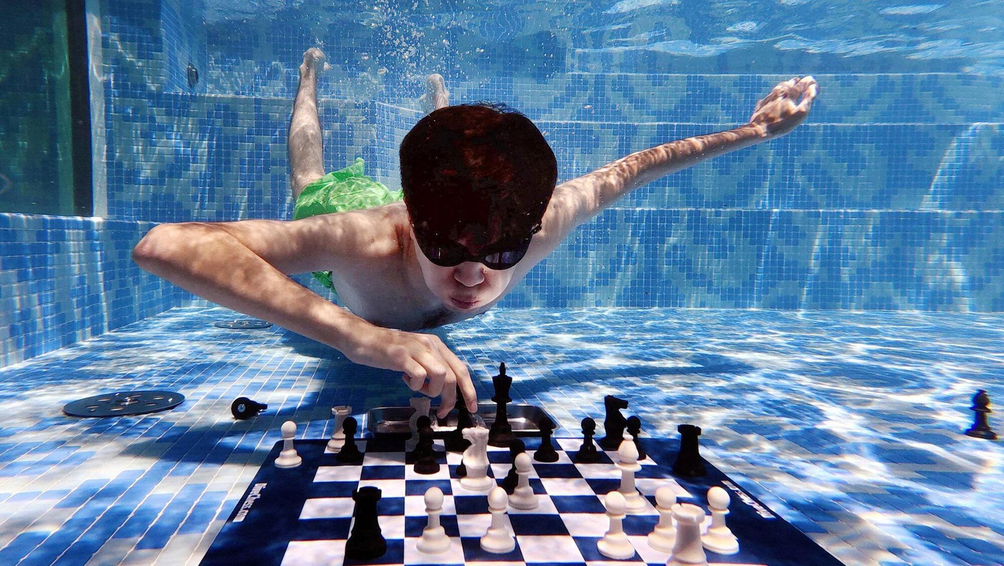 DEEP DIVE: Uzbekistan's Javokhir Sindarov in action against Hans Niemann of the US in last year's Grand Masters compete in Diving Chess competition in Cape Town. Pic: Esa Alexander, Reuters. 