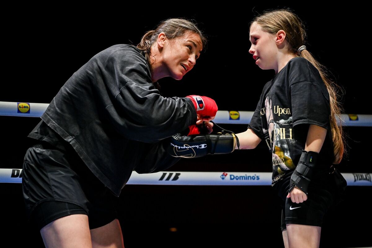 Katie Taylor with young fan Clodagh Keating, age 10, from Dublin, during a public workout session, held at The Helix in DCU, Dublin. Pic: Stephen McCarthy/Sportsfile