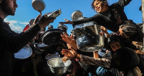 Hot meals distributed to displaced Palestinians in Gaza