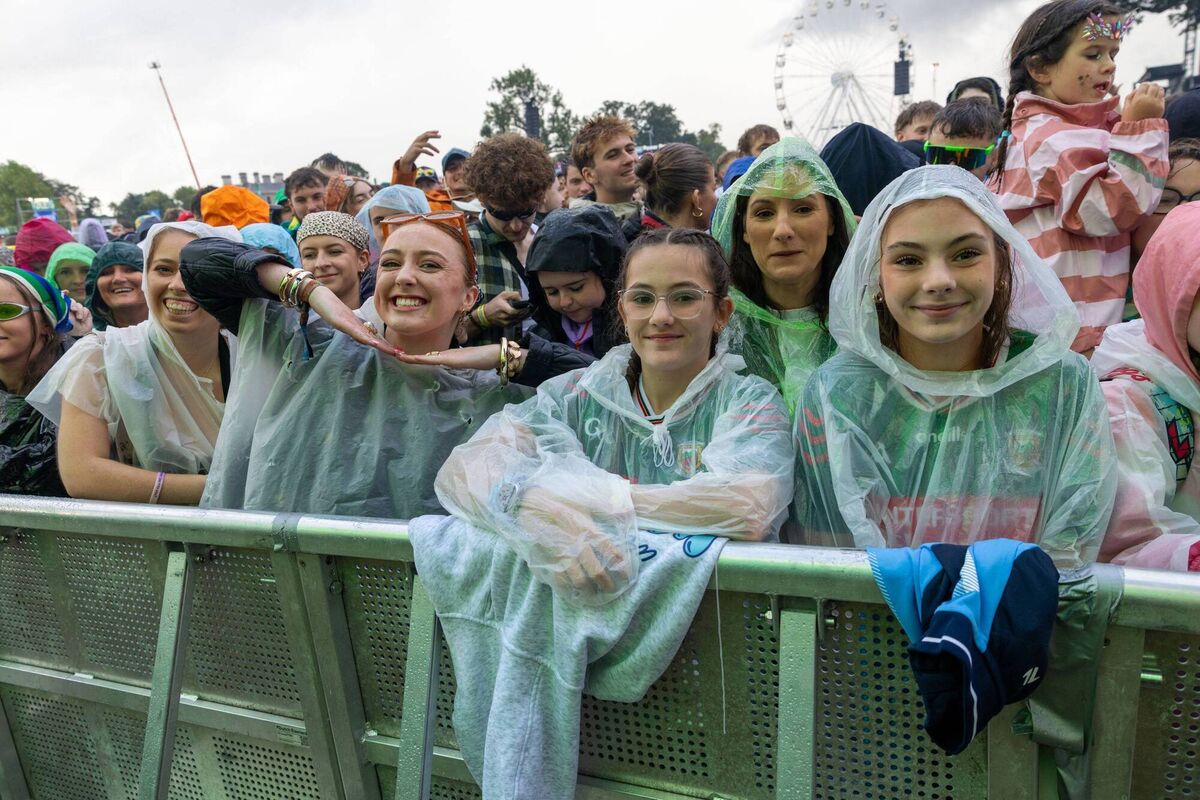 EP revellers enjoying the Saw Doctors at Stradbally on Sunday. EP revellers enjoying the Saw Doctors at Stradbally on Sunday.