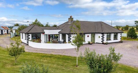 Stables, stars, and city links at €595k Donoughmore home