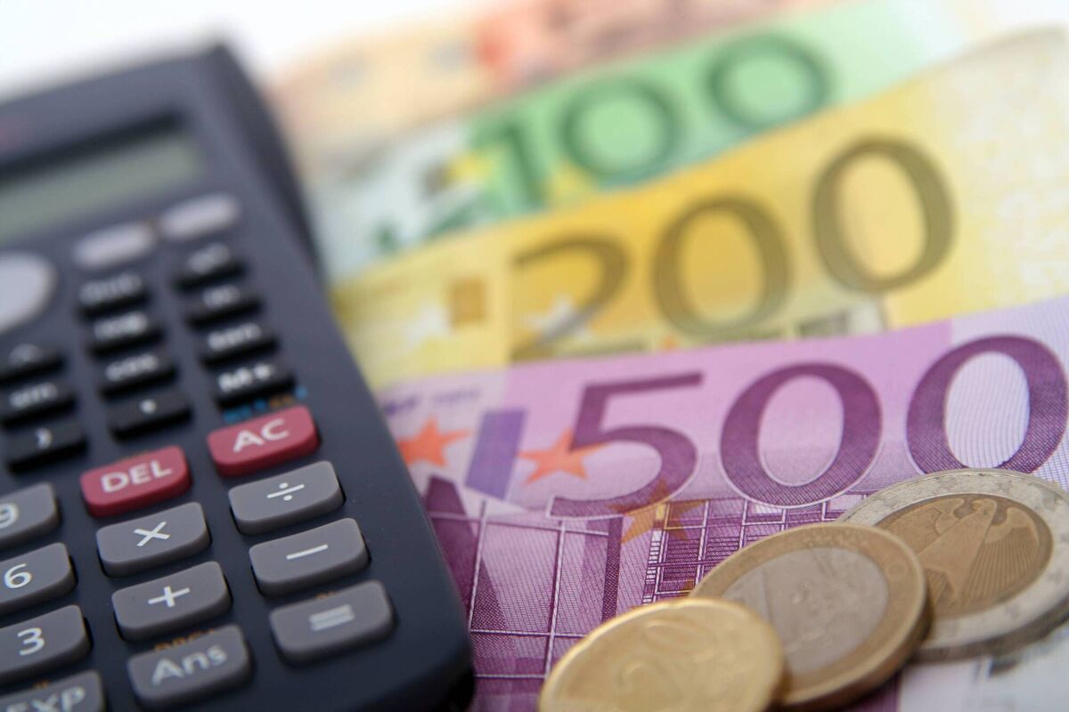 Irish people have traditionally chosen to invest any extra cash they had in housing or a traditional savings account, it means that households here hold just 2.3% of their financial assets in direct investments, such as listed equity and debt securities, compared to the EU average of 7.5%. Irish people have traditionally chosen to invest any extra cash they had in housing or a traditional savings account, it means that households here hold just 2.3% of their financial assets in direct investments, such as listed equity and debt securities, compared to the EU average of 7.5%.